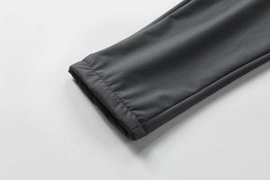 Detail der winddichten Fleece-Hose mit präzisen Nähten und hochwertigem Funktionsgewebe