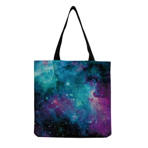 Dettaglio della stampa nebulosa cosmica su una borsa tote in tela robusta con manici