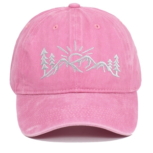 Detail der gewaschenen rosa Baumwoll-Basecap mit weißer Berg- und Sonnenstickerei.