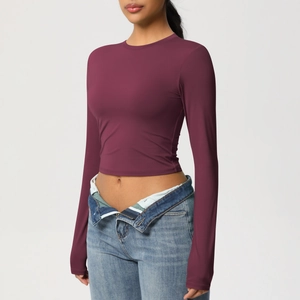 Vue détaillée d'un crop top de yoga moulant en tissu élastique lisse de couleur violet foncé
