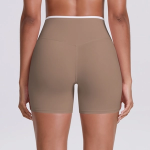 Détail du short de yoga taille haute marron café avec coutures en V pour effet galbant