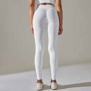 Gros plan d'un legging blanc sans couture à taille haute avec texture côtelée galbante