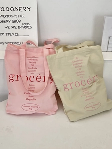 Sacs cabas en toile rose et beige avec imprimé floral rouge dans un décor minimaliste