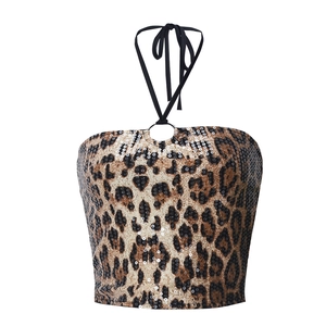 Détail de sequins à motif léopard scintillant sur un haut court dos nu chic