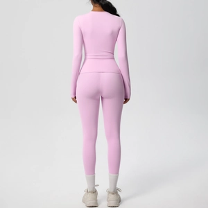 Dettaglio del set yoga rosa con cuciture posteriori e tessuto traspirante ad alta elasticità