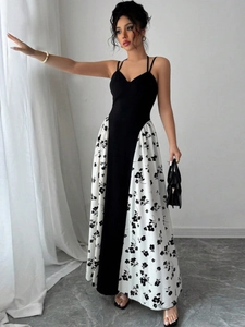 Robe longue dos nu élégante avec corsage noir et jupe imprimée à fleurs blanches
