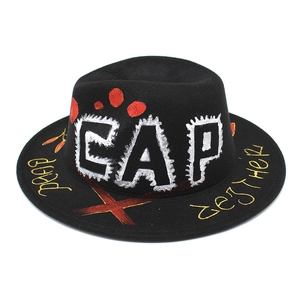 Chapeau en laine noir peint à la main avec graffiti punk et typographie CAP pailletée