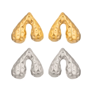 Strukturierte bogenförmige Herzstecker in Gold und Silber mit gehämmertem Oberflächendesign