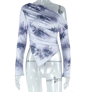 Détail du motif tie-dye floral violet sur haut asymétrique à manches longues
