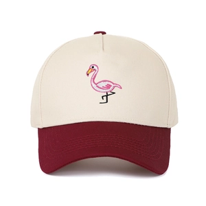 Detail der Flamingo-Stickerei auf einer zweifarbigen Baseballkappe in Creme und Burgund