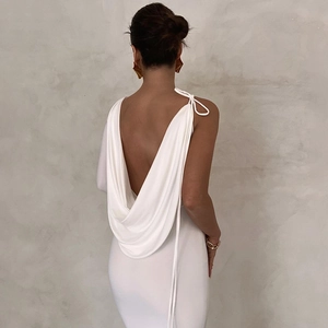 Elegante abito bianco monospalla schiena scoperta con dettagli drappeggiati e lacci