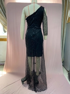 Detailansicht der schwarzen Pailletten und des Netzstoffs am One-Shoulder-Abendkleid