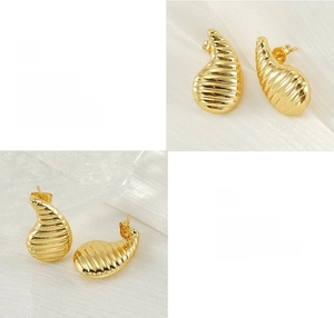 Détail de boucles d'oreilles goutte en acier inoxydable 18K avec texture nervurée