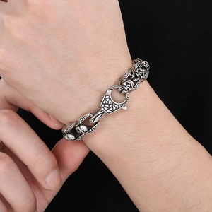 Retro gothic skull link bracelet in titanium steel for men with hip hop rock style