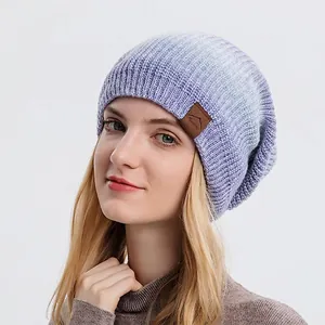 Bonnet en tricot d'hiver avec dégradé bleu et violet et écusson sport chic