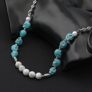 Collier de style gothique avec crâne turquoise bleu, perles de marbre et chaîne argent