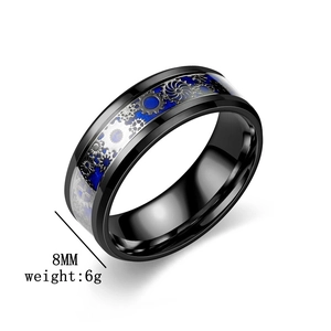 Détail de la bague engrenage steampunk 8mm en noir et bleu, poids de 6g