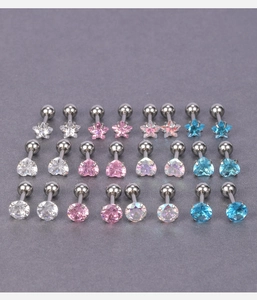 Détail macro de 12 paires de boucles d'oreilles zircon en formes cœur, étoile et rond