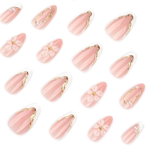 Faux ongles avec fleurs 3D, perles et lignes dorées sur base rose poudré nude