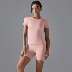 Détail du haut de yoga à manches courtes et du short assorti de couleur vieux rose