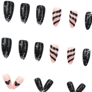 Faux ongles amande avec motifs étoilés sombres, paillettes et dessins de cœurs roses