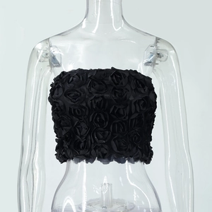 Details von 3D-Rosen auf einem schwarzen Tube-Top mit Satin-Finish und trägerlosem Design
