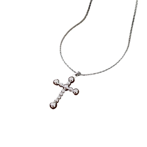 Collier avec pendentif croix en argent minimaliste et perles rondes sur chaîne torsadée fine
