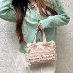 Détail du sac cabas rose à fleurs en toile avec bordure en dentelle blanche élégante
