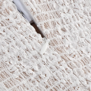 Gros plan sur la dentelle blanche élégante et la fermeture éclair invisible