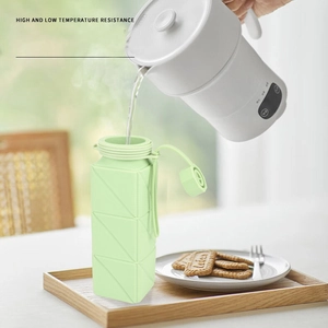 Green collapsible silicone square bottle showing high and low temperature resistance