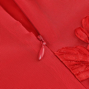 Gros plan sur la fermeture éclair invisible rouge et la broderie florale sur du mesh