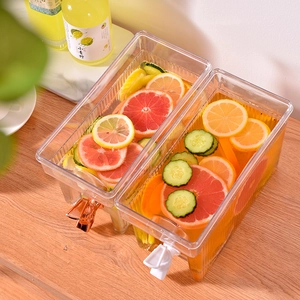 Distributore di bevande fredde con rubinetto e fette di frutta per il frigorifero