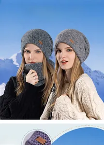 Détail de l'ensemble bonnet en tricot gris avec doublure polaire et cache-col chaud