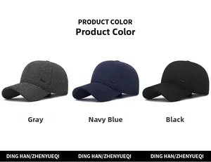 Dettaglio di cappelli invernali grigio, blu navy e nero in tessuto spesso tipo lana