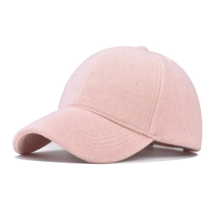Gros plan détaillé de la casquette rose en peluche montrant la texture et les coutures