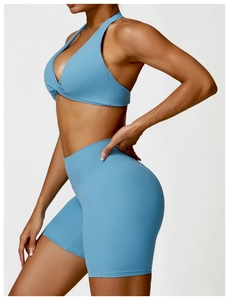 Détail d'un short de yoga taille haute avec effet push-up en couleur bleu clair