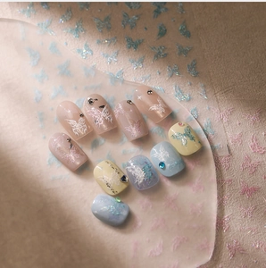 Détail macro de stickers ongles papillon 3D avec paillettes et couleurs macaron