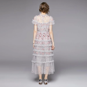 Elegantes hellblaues Tüll-Maxikleid mit Blumenstickerei und Stufenrock in der Rückansicht