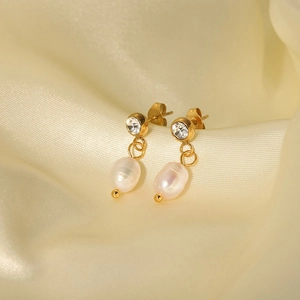 Eleganti orecchini in acciaio dorato con perle d'acqua dolce e diamanti brillanti