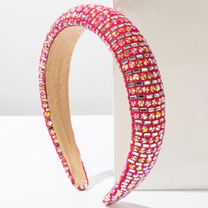 Détail du serre-tête baroque rouge avec cristaux multicolores et strass en étoile