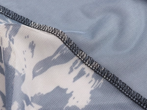 Détail de la texture en maille bleue et blanche avec des coutures noires renforcées