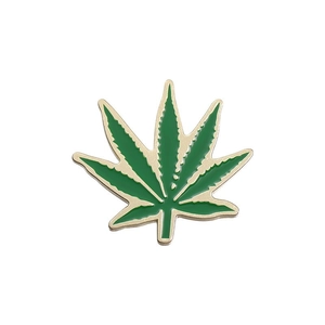 Broche en émail vert en forme de feuille de cannabis avec détails en métal doré