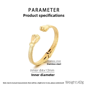 Dettaglio macro del bracciale rigido in acciaio inossidabile dorato con design a pugno