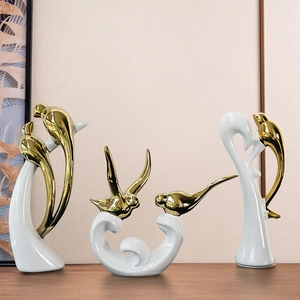 Tre figurine di uccelli in ceramica bianco e oro per decorazioni di lusso moderne