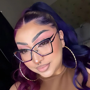 Lunettes anti-lumière bleue œil de chat oversize dégradé violet sur un mannequin