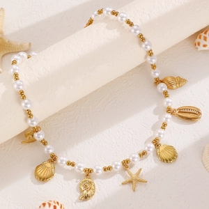 Detailansicht der böhmischen Ozean-Halskette mit Perlen, goldenen Muscheln und Seesternen