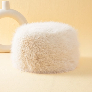 Gros plan sur un bonnet d'hiver en fourrure de renard beige avec une texture douce