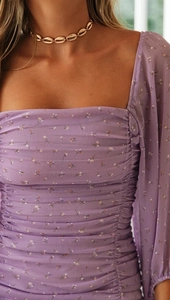 Dettaglio dell'abito in chiffon floreale lavanda con scollo quadrato e design arricciato