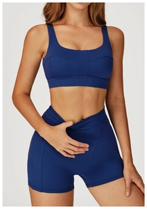 Dettaglio che mostra l'elasticità del reggiseno sportivo e dei pantaloncini yoga blu scuro