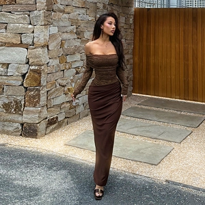 Set top in pizzo con spalle scoperte e gonna lunga attillata color marrone scuro